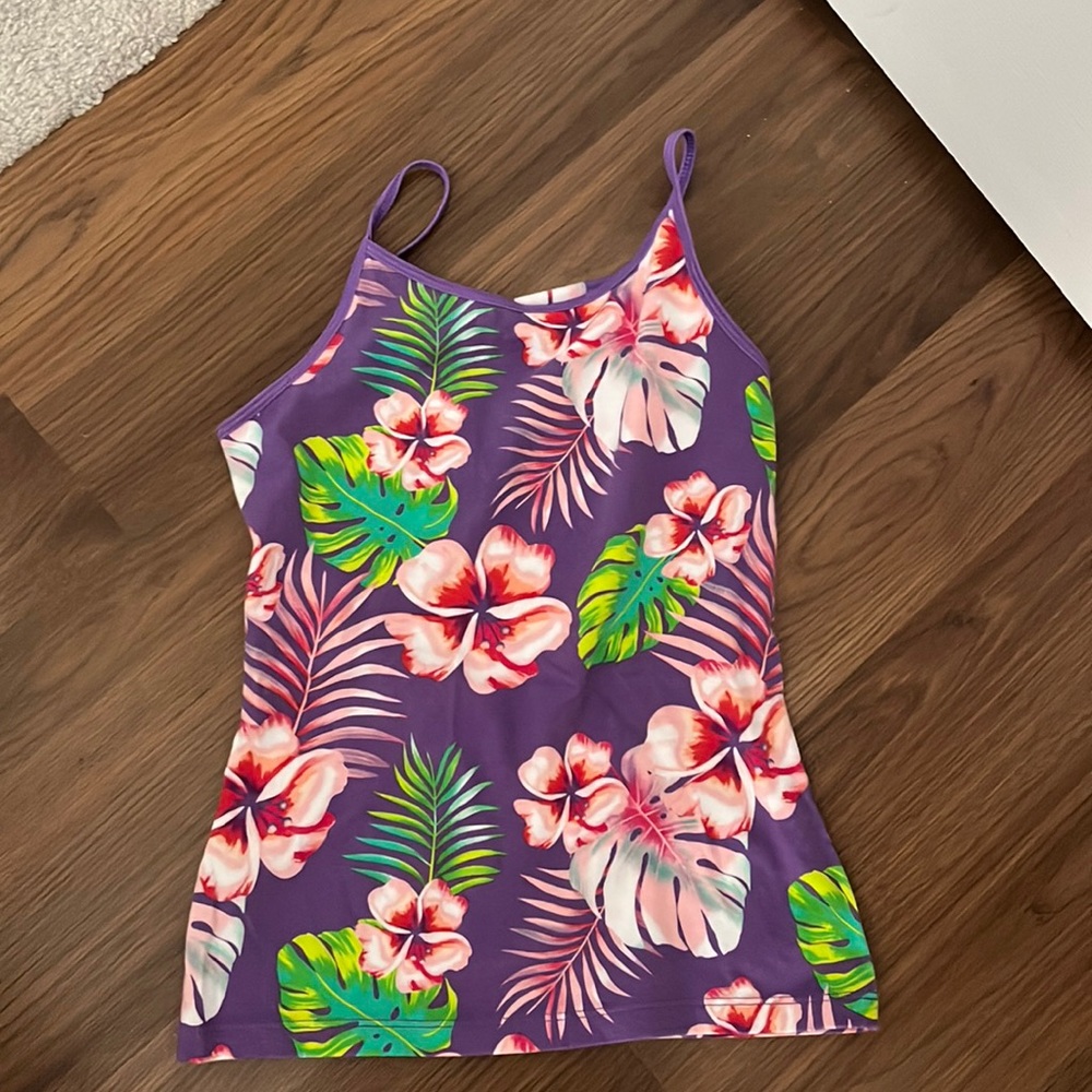 Hawaïen tank top from walmart amazing fabric super good with a built in bra